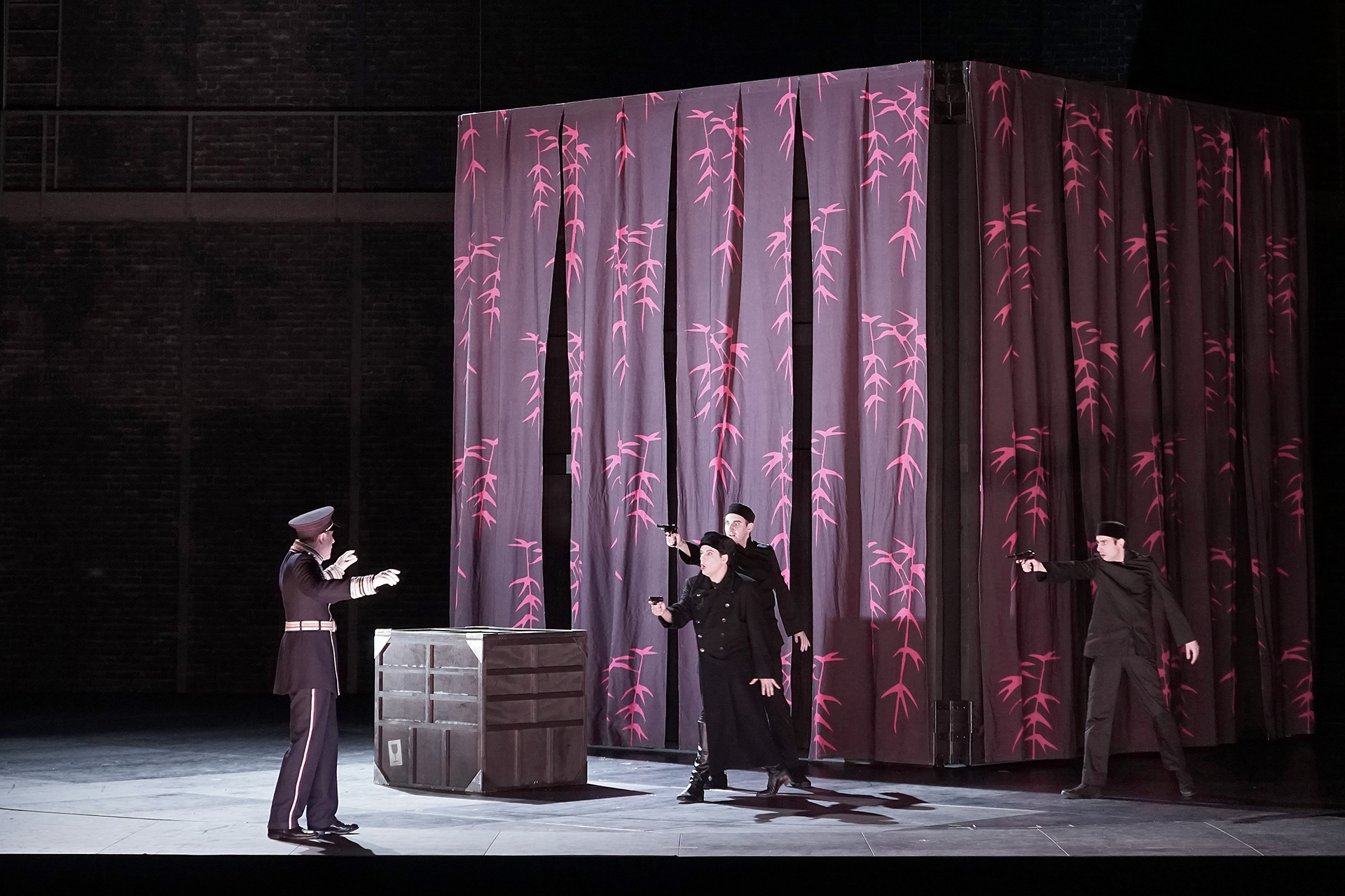 Klaus Grünberg: Frühlingsstürme (Jaromír Weinberger), Regie: Barrie Kosky, Bühnenbild und Licht: Klaus Grünberg, Co-Bühnenbild: Anne Kuhn, Kostüme: Dinah Ehm, Komische Oper Berlin, 2020