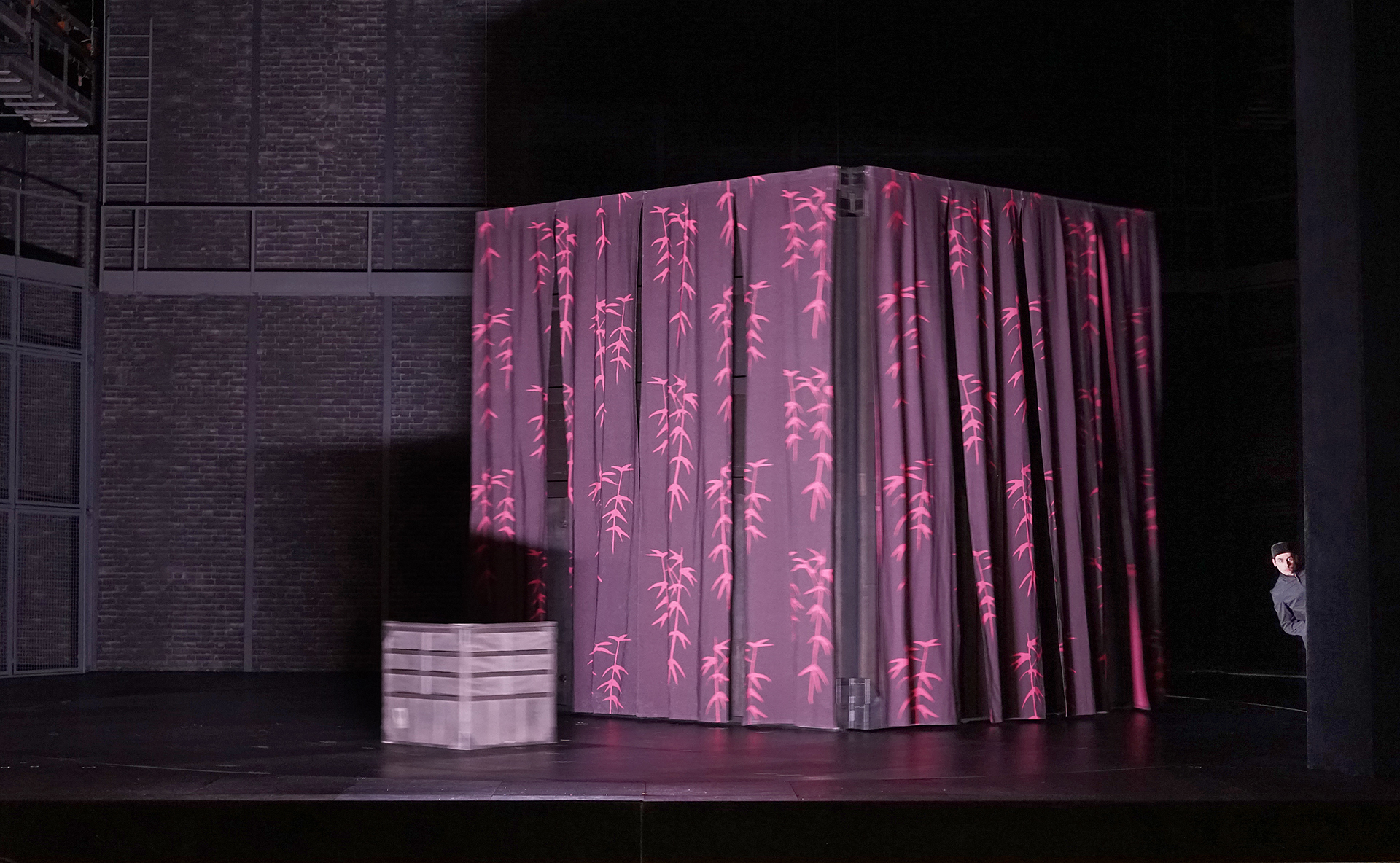 Klaus Grünberg: Frühlingsstürme (Jaromír Weinberger), Regie: Barrie Kosky, Bühnenbild und Licht: Klaus Grünberg, Co-Bühnenbild: Anne Kuhn, Kostüme: Dinah Ehm, Komische Oper Berlin, 2020