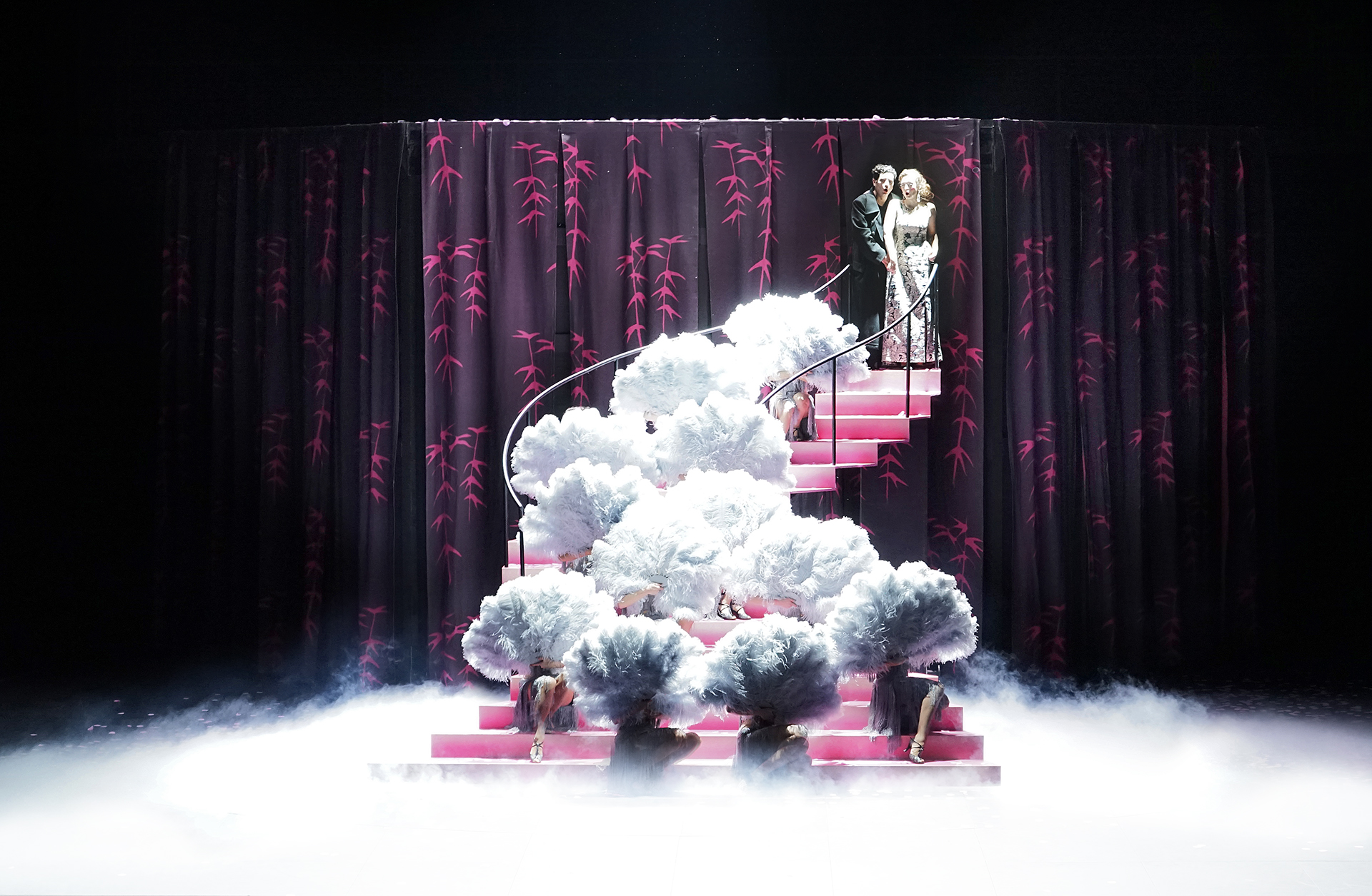 Klaus Grünberg: Frühlingsstürme (Jaromír Weinberger), Regie: Barrie Kosky, Bühnenbild und Licht: Klaus Grünberg, Co-Bühnenbild: Anne Kuhn, Kostüme: Dinah Ehm, Komische Oper Berlin, 2020