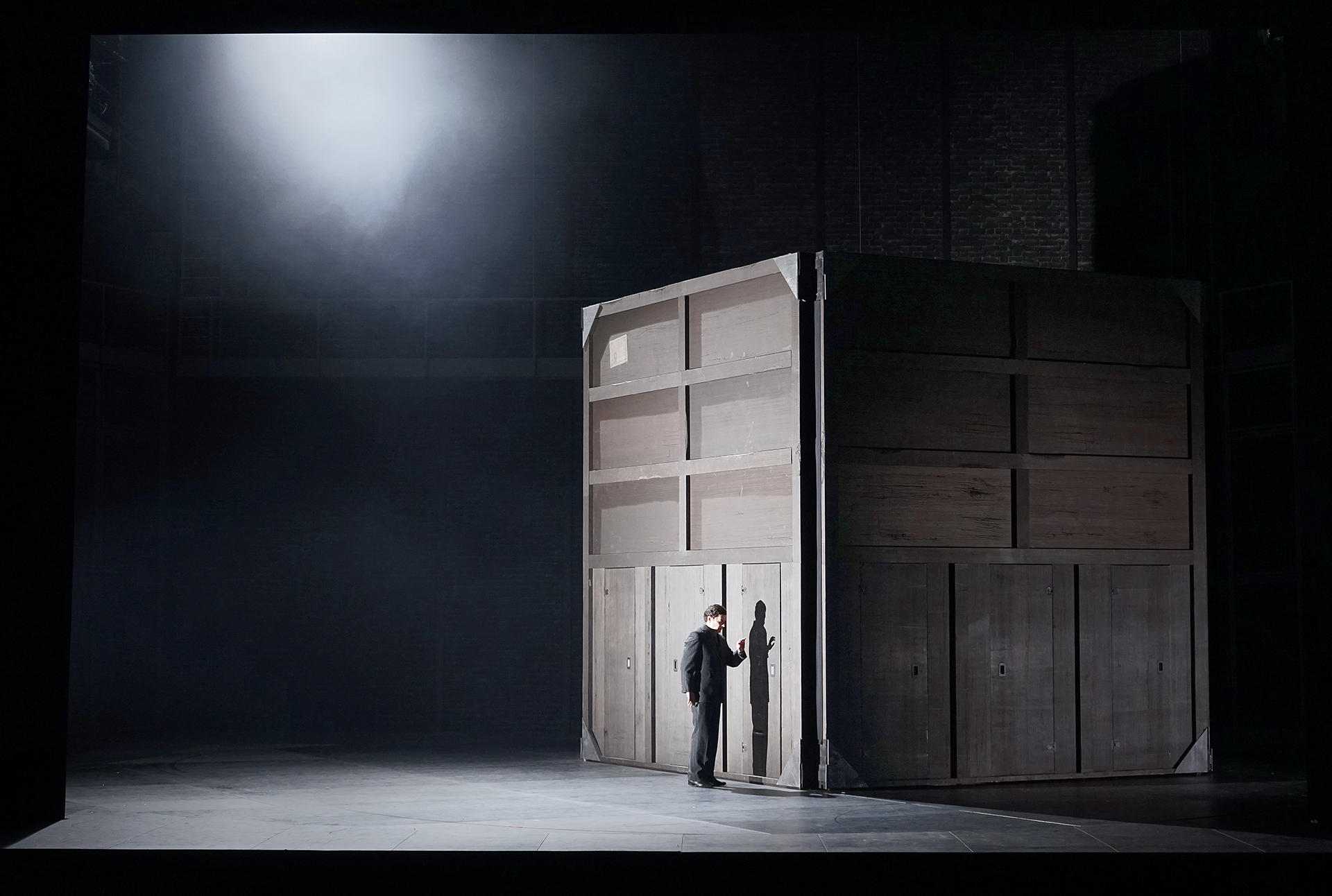 Klaus Grünberg: Frühlingsstürme (Jaromír Weinberger), Regie: Barrie Kosky, Bühnenbild und Licht: Klaus Grünberg, Co-Bühnenbild: Anne Kuhn, Kostüme: Dinah Ehm, Komische Oper Berlin, 2020