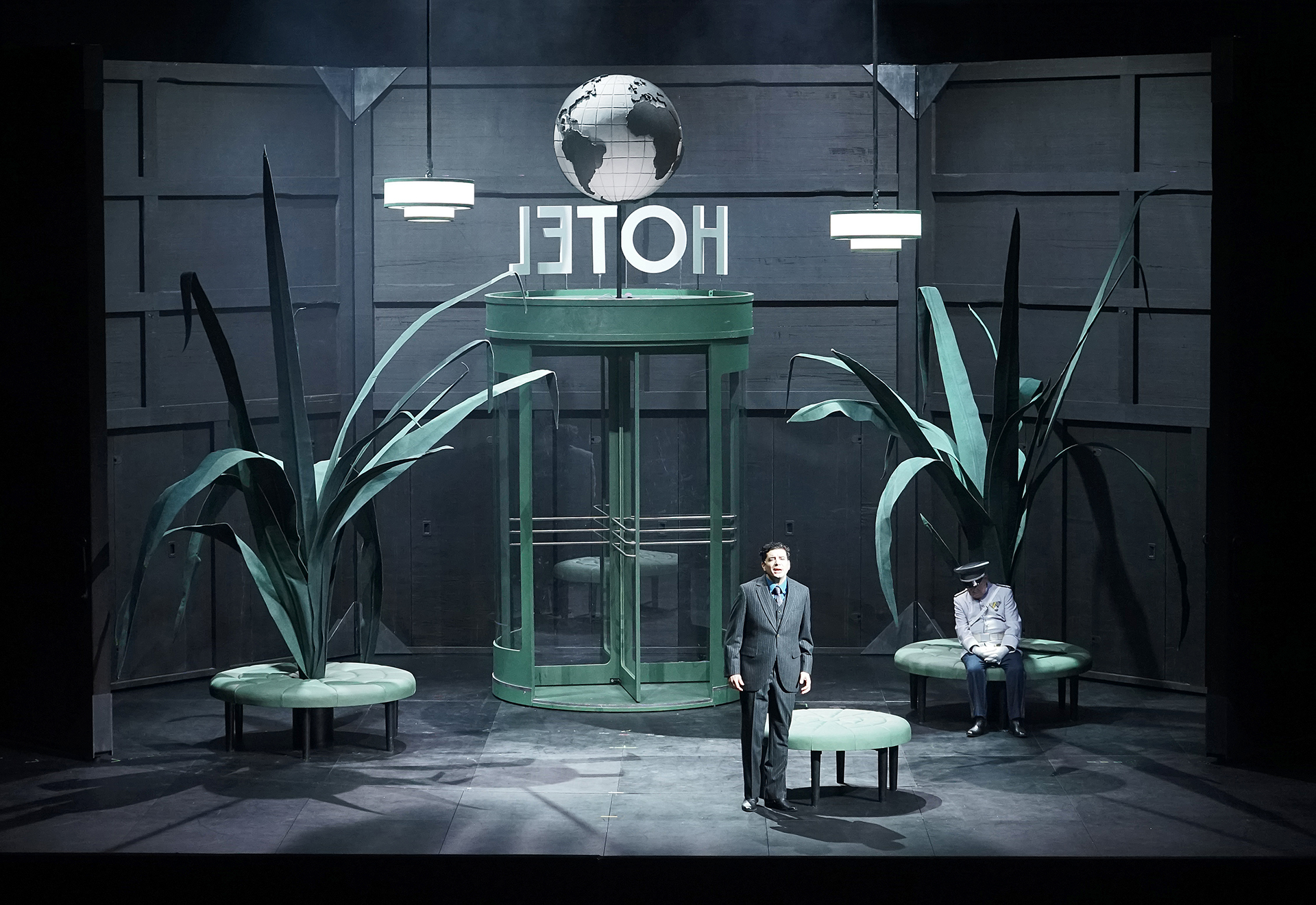 Klaus Grünberg: Frühlingsstürme (Jaromír Weinberger), Regie: Barrie Kosky, Bühnenbild und Licht: Klaus Grünberg, Co-Bühnenbild: Anne Kuhn, Kostüme: Dinah Ehm, Komische Oper Berlin, 2020