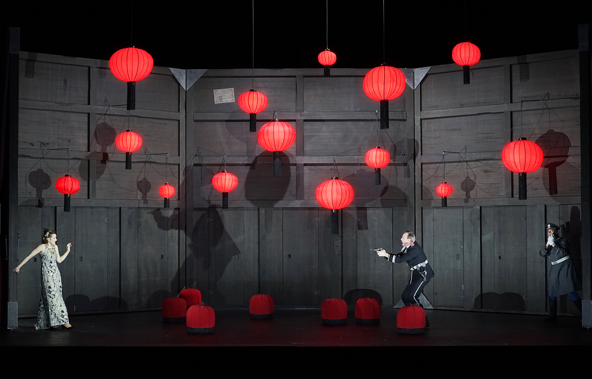 Klaus Grünberg: Frühlingsstürme (Jaromír Weinberger), Regie: Barrie Kosky, Bühnenbild und Licht: Klaus Grünberg, Co-Bühnenbild: Anne Kuhn, Kostüme: Dinah Ehm, Komische Oper Berlin, 2020