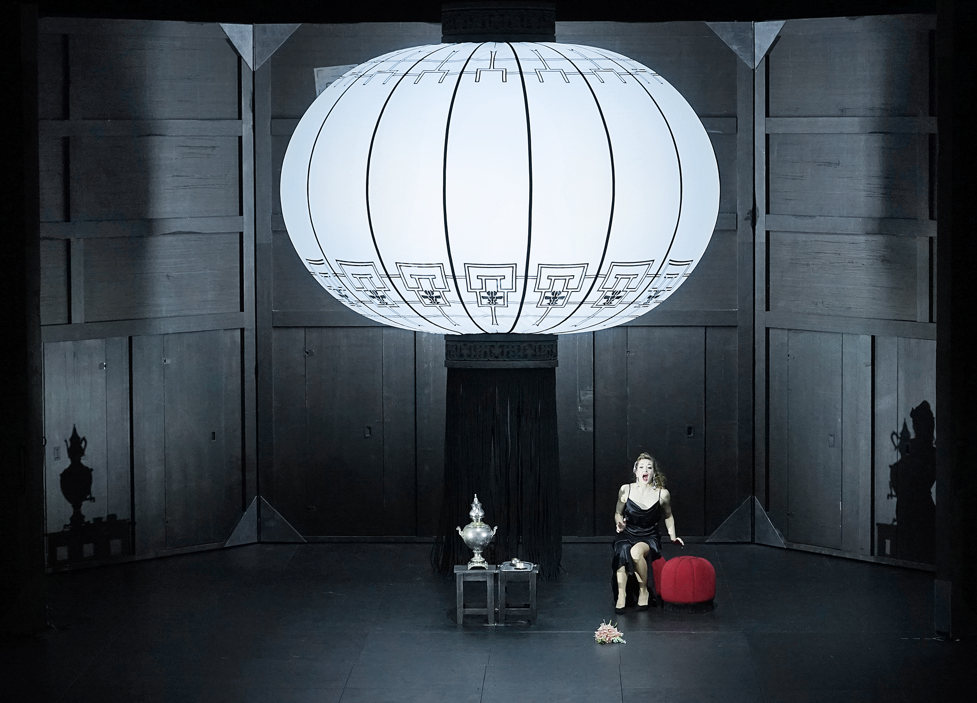 Klaus Grünberg: Frühlingsstürme (Jaromír Weinberger), Regie: Barrie Kosky, Bühnenbild und Licht: Klaus Grünberg, Co-Bühnenbild: Anne Kuhn, Kostüme: Dinah Ehm, Komische Oper Berlin, 2020