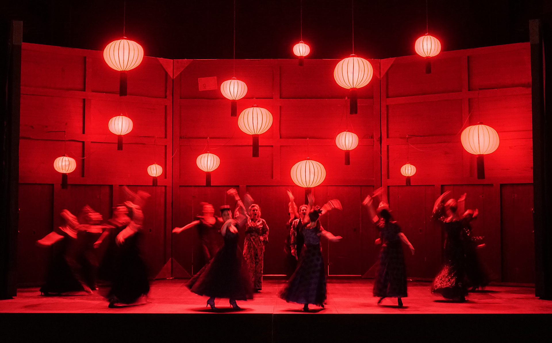 Klaus Grünberg: Frühlingsstürme (Jaromír Weinberger), Regie: Barrie Kosky, Bühnenbild und Licht: Klaus Grünberg, Co-Bühnenbild: Anne Kuhn, Kostüme: Dinah Ehm, Komische Oper Berlin, 2020