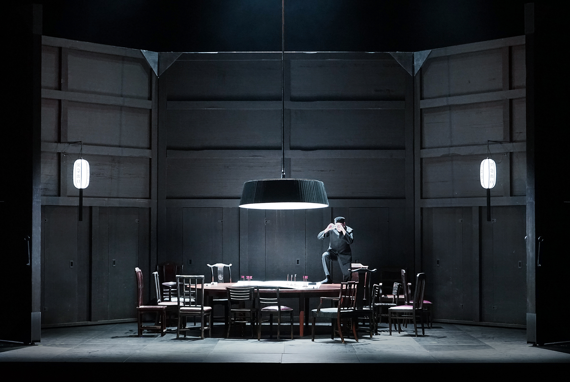 Klaus Grünberg: Frühlingsstürme (Jaromír Weinberger), Regie: Barrie Kosky, Bühnenbild und Licht: Klaus Grünberg, Co-Bühnenbild: Anne Kuhn, Kostüme: Dinah Ehm, Komische Oper Berlin, 2020