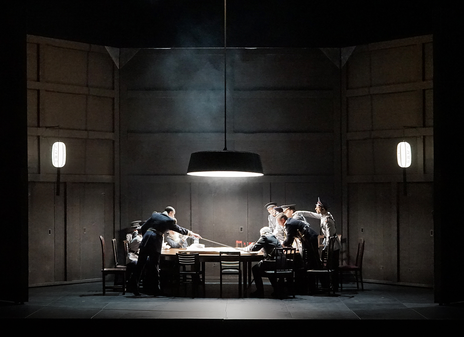 Klaus Grünberg: Frühlingsstürme (Jaromír Weinberger), Regie: Barrie Kosky, Bühnenbild und Licht: Klaus Grünberg, Co-Bühnenbild: Anne Kuhn, Kostüme: Dinah Ehm, Komische Oper Berlin, 2020