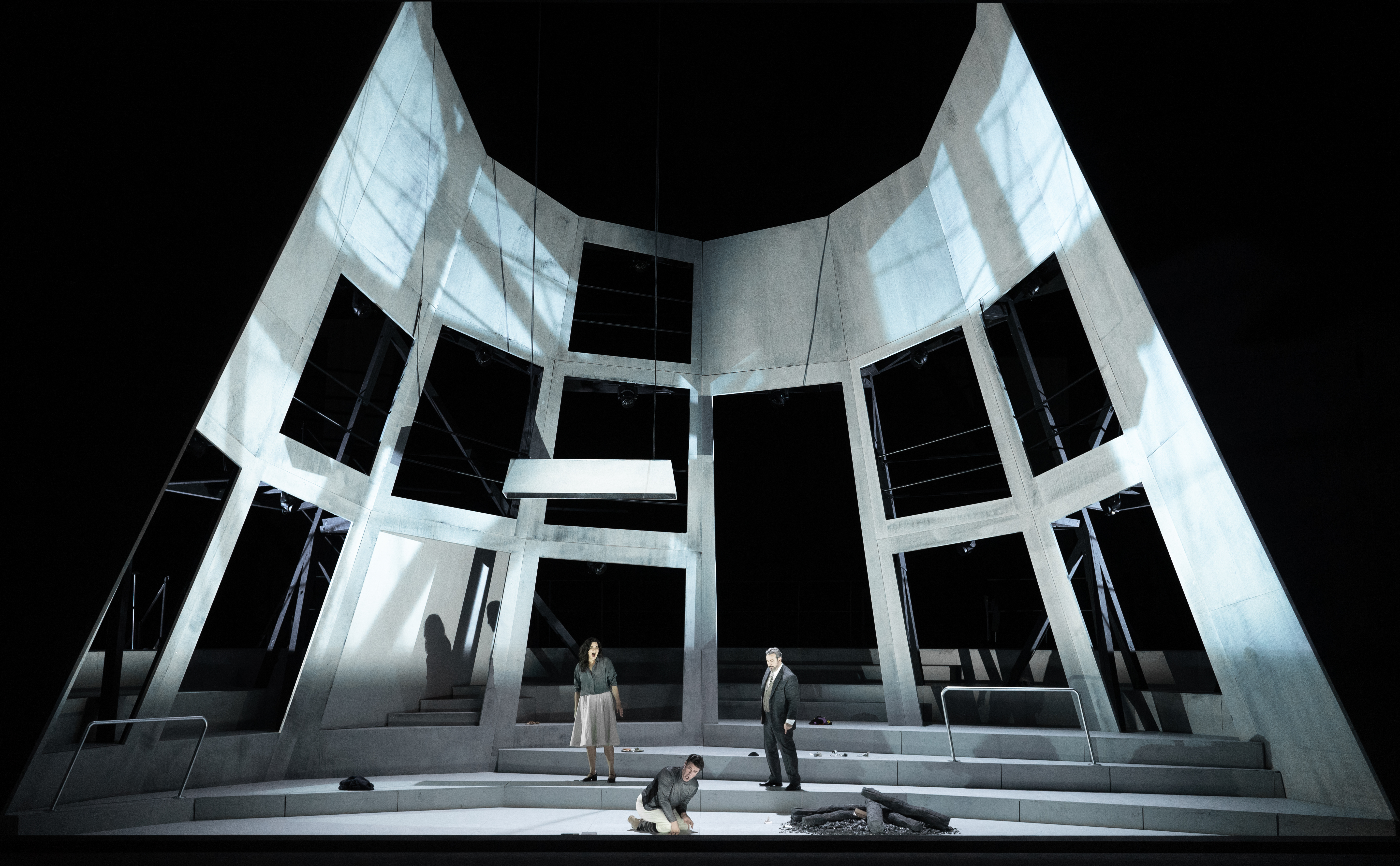 Klaus Grünberg, set and light design for La Juive (Halévy), Oper Frankfurt, 2024