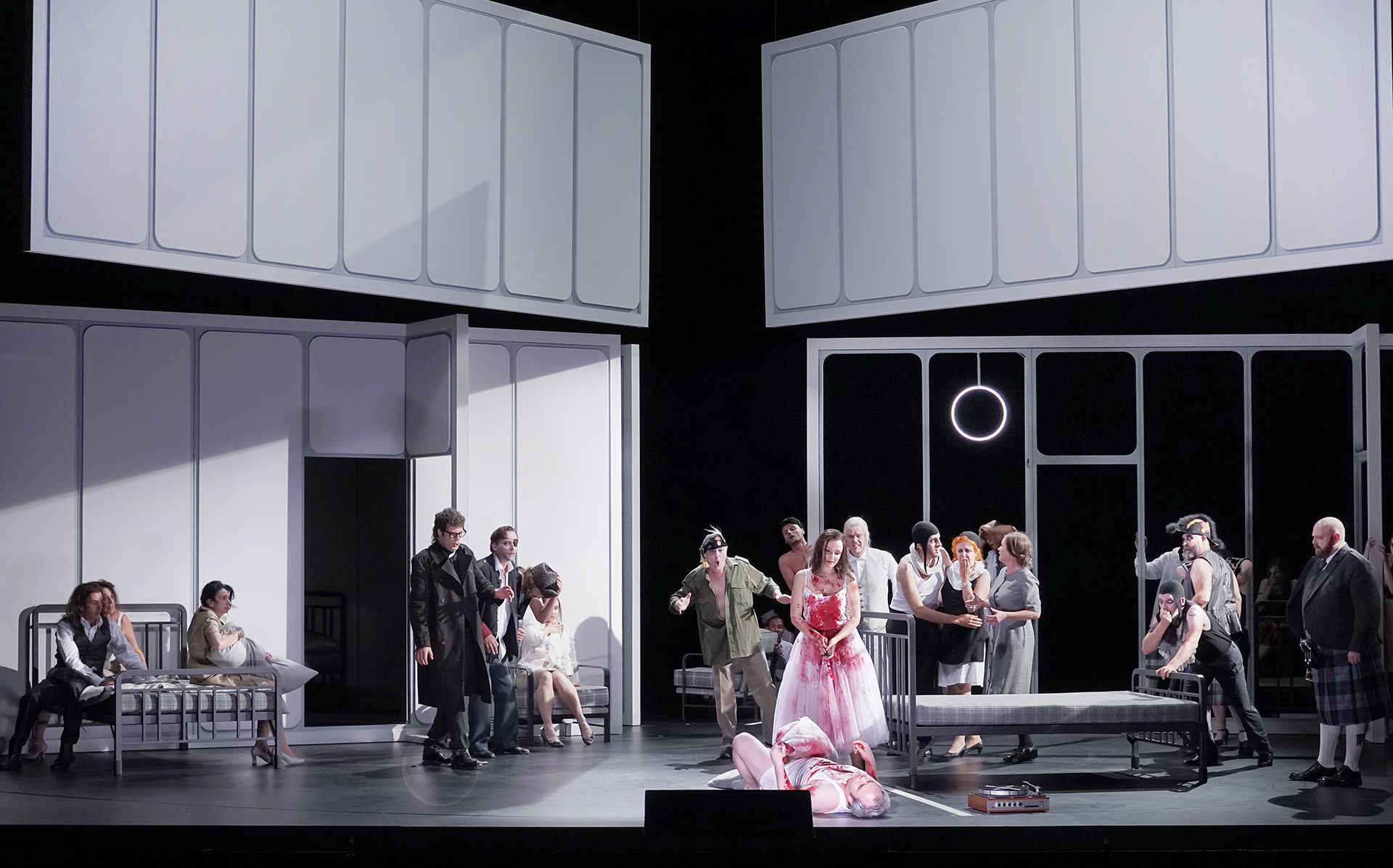 Lucia di Lammermoor (Gaetano Donizetti), set and light design: Klaus Grünberg, Opernhaus Zürich, 2017