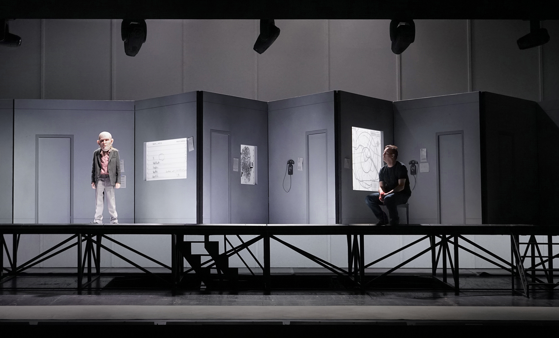 Klaus Grünberg: M - Eine Stadt sucht eine Mörder (Moritz Eggert), Regie: Barrie Kosky, Bühnenbild und Licht: Klaus Grünberg, Co-Bühnenbild: Anne Kuhn, Kostüme: Katrin Kath, Komische Oper Berlin, 2019