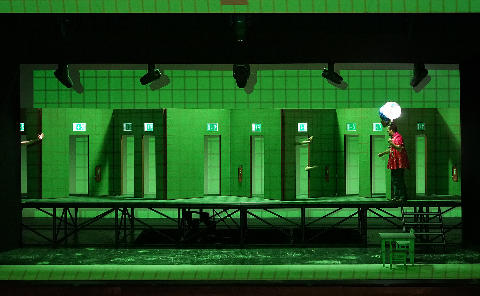 Klaus Grünberg: M - Eine Stadt sucht eine Mörder (Moritz Eggert), Regie: Barrie Kosky, Bühnenbild und Licht: Klaus Grünberg, Co-Bühnenbild: Anne Kuhn, Kostüme: Katrin Kath, Komische Oper Berlin, 2019