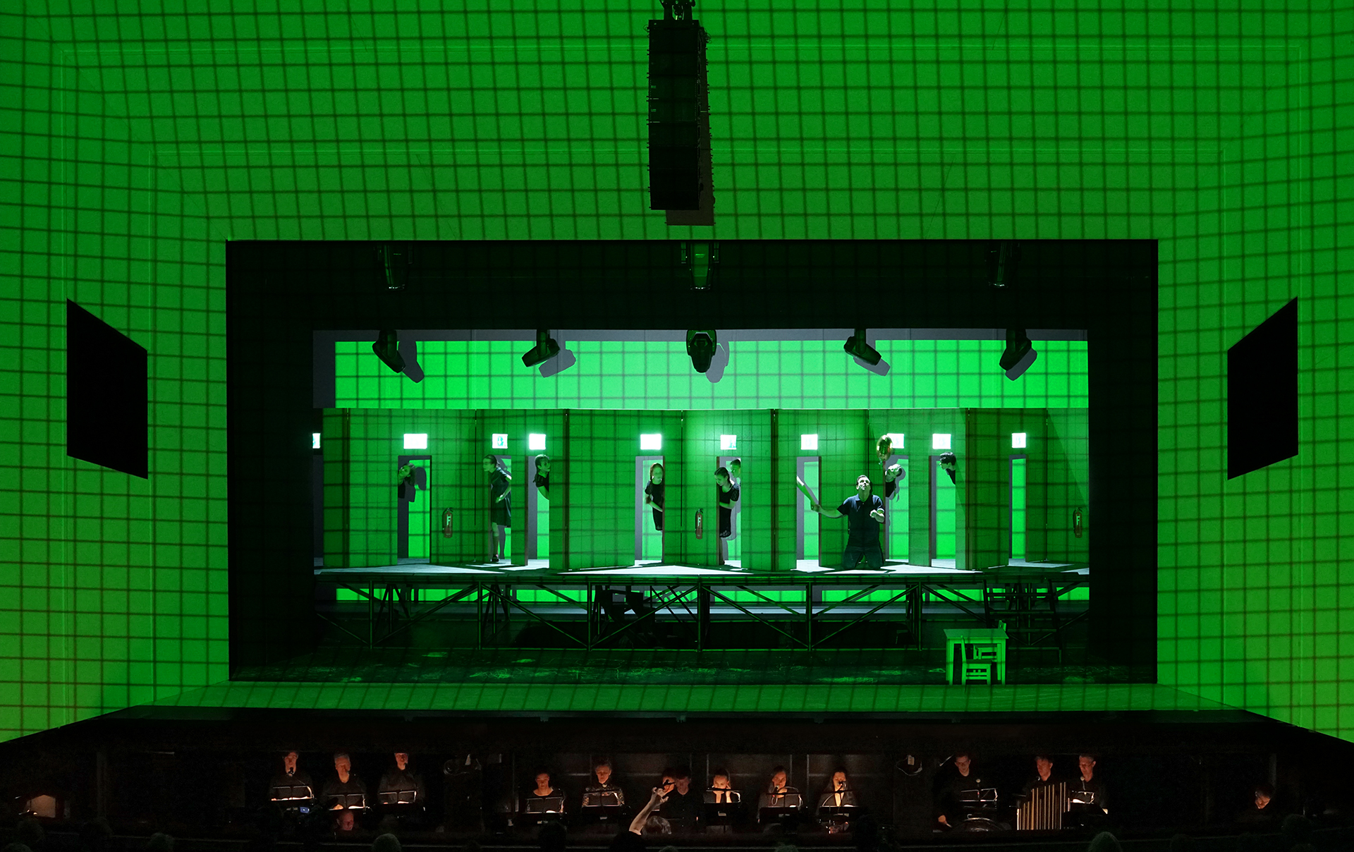 Klaus Grünberg: M - Eine Stadt sucht eine Mörder (Moritz Eggert), Regie: Barrie Kosky, Bühnenbild und Licht: Klaus Grünberg, Co-Bühnenbild: Anne Kuhn, Kostüme: Katrin Kath, Komische Oper Berlin, 2019