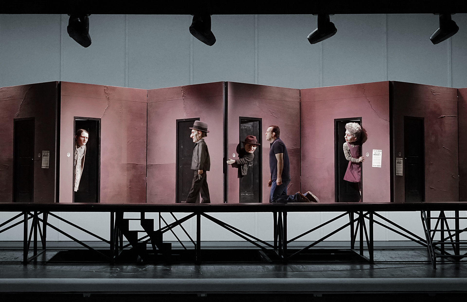 Klaus Grünberg: M - Eine Stadt sucht eine Mörder (Moritz Eggert), Regie: Barrie Kosky, Bühnenbild und Licht: Klaus Grünberg, Co-Bühnenbild: Anne Kuhn, Kostüme: Katrin Kath, Komische Oper Berlin, 2019