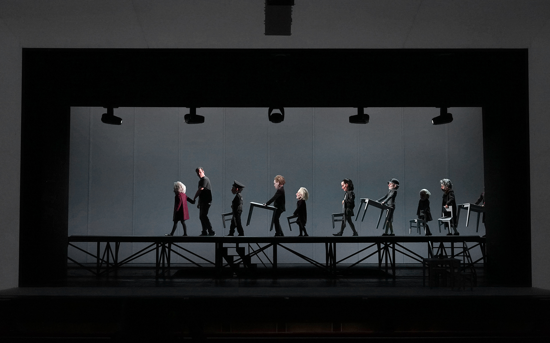 Klaus Grünberg: M - Eine Stadt sucht eine Mörder (Moritz Eggert), Regie: Barrie Kosky, Bühnenbild und Licht: Klaus Grünberg, Co-Bühnenbild: Anne Kuhn, Kostüme: Katrin Kath, Komische Oper Berlin, 2019