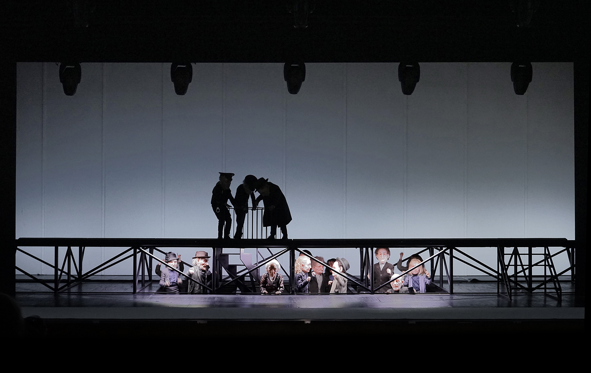 Klaus Grünberg: M - Eine Stadt sucht eine Mörder (Moritz Eggert), Regie: Barrie Kosky, Bühnenbild und Licht: Klaus Grünberg, Co-Bühnenbild: Anne Kuhn, Kostüme: Katrin Kath, Komische Oper Berlin, 2019