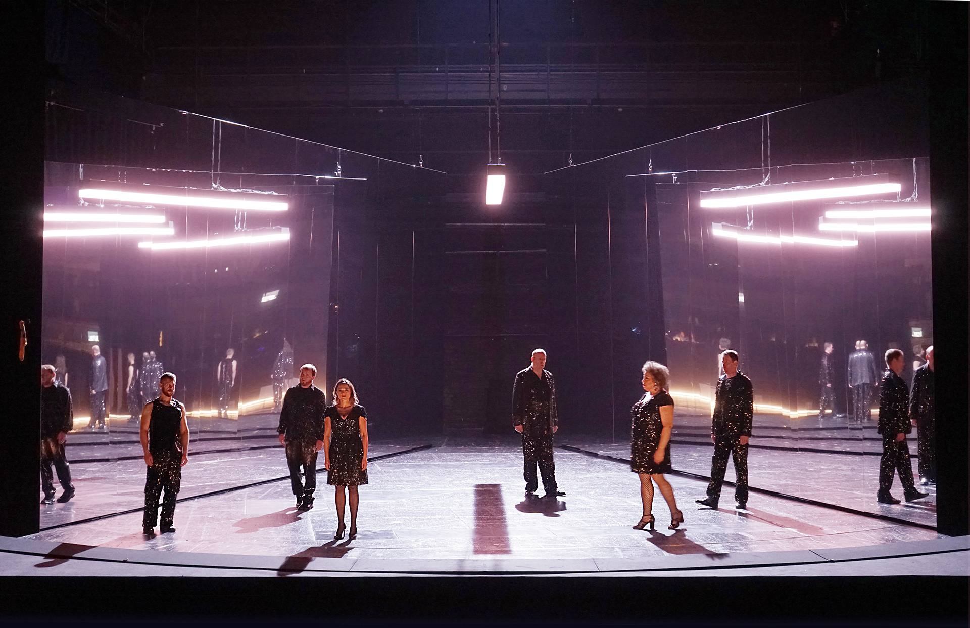 Klaus Grünberg: Aufstieg und Fall der Stadt Mahagonny (Kurt Weill), Regie: Barrie Kosky, Bühnenbild und Licht: Klaus Grünberg, Bühnenbildmitarbeit: Anne Kuhn, Kostüme: Klaus Bruns, Komische Oper Berlin, 2021