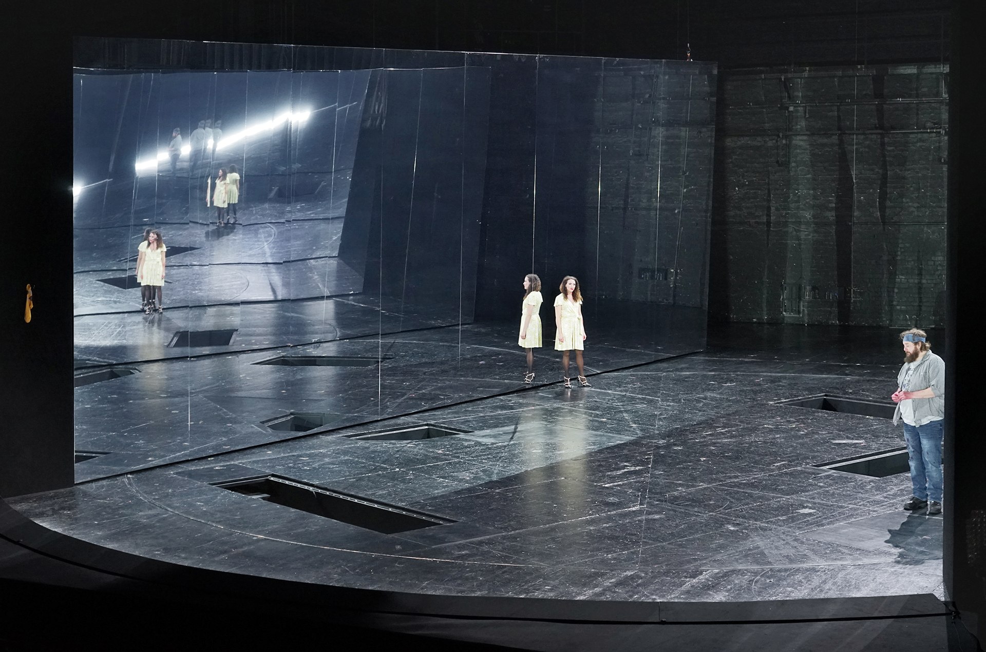 Klaus Grünberg: Aufstieg und Fall der Stadt Mahagonny (Kurt Weill), Regie: Barrie Kosky, Bühnenbild und Licht: Klaus Grünberg, Bühnenbildmitarbeit: Anne Kuhn, Kostüme: Klaus Bruns, Komische Oper Berlin, 2021