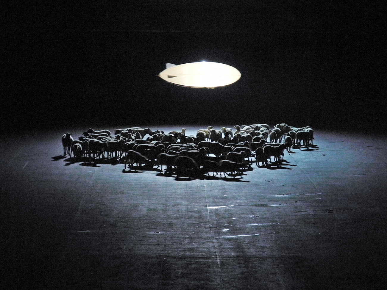 De Materie (Louis Andriessen), Regie: Heiner Goebbels, Bühnenbild und Licht: Klaus Grünberg, Kostüme: Florence von Gerkan, Ruhrtriennale 2014