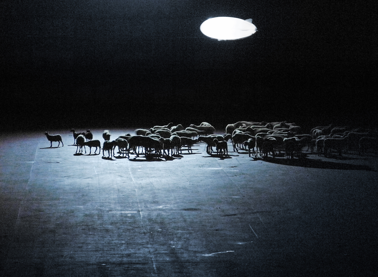 De Materie (Louis Andriessen), Regie: Heiner Goebbels, Bühnenbild und Licht: Klaus Grünberg, Kostüme: Florence von Gerkan, Ruhrtriennale 2014