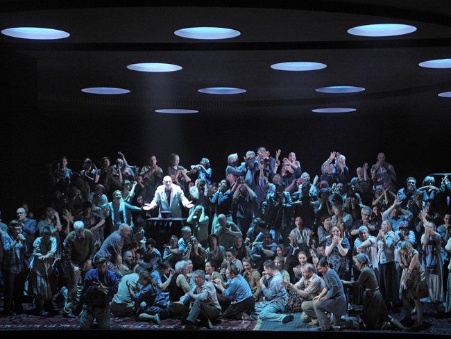 Moses und Aron (A. Schönberg), Regie: Barrie Kosky, Bühnenbild, Licht: Klaus Grünberg, Kostüme: Klaus Bruns, Komische Oper Berlin, 2015