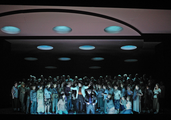 Moses und Aron (A. Schönberg), Regie: Barrie Kosky, Bühnenbild, Licht: Klaus Grünberg, Kostüme: Klaus Bruns, Komische Oper Berlin, 2015