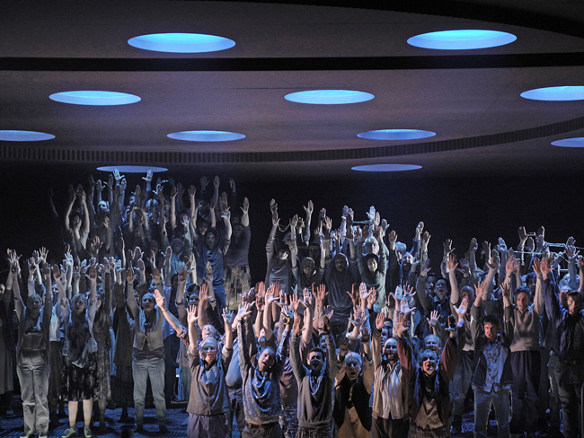 Moses und Aron (A. Schönberg), Regie: Barrie Kosky, Bühnenbild, Licht: Klaus Grünberg, Kostüme: Klaus Bruns, Komische Oper Berlin, 2015