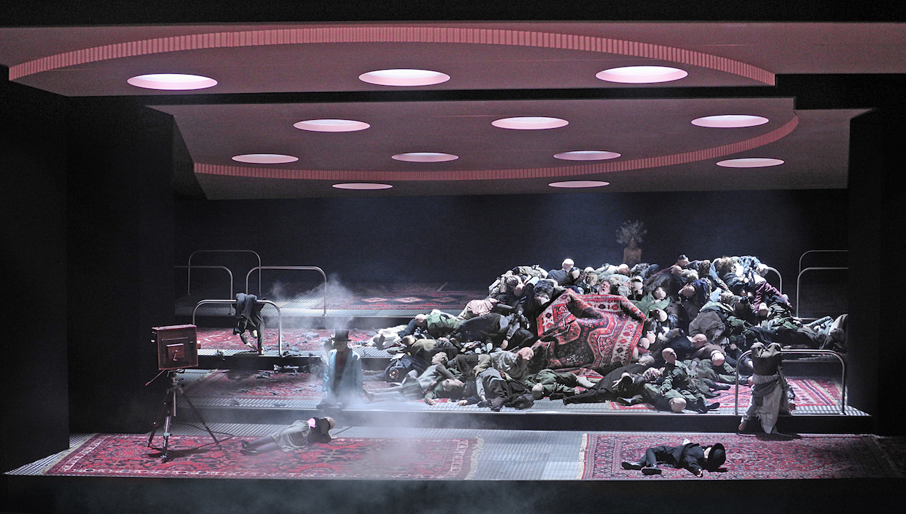 Moses und Aron (A. Schönberg), Regie: Barrie Kosky, Bühnenbild, Licht: Klaus Grünberg, Kostüme: Klaus Bruns, Komische Oper Berlin, 2015