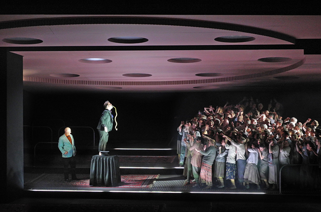 Moses und Aron (A. Schönberg), Regie: Barrie Kosky, Bühnenbild, Licht: Klaus Grünberg, Kostüme: Klaus Bruns, Komische Oper Berlin, 2015