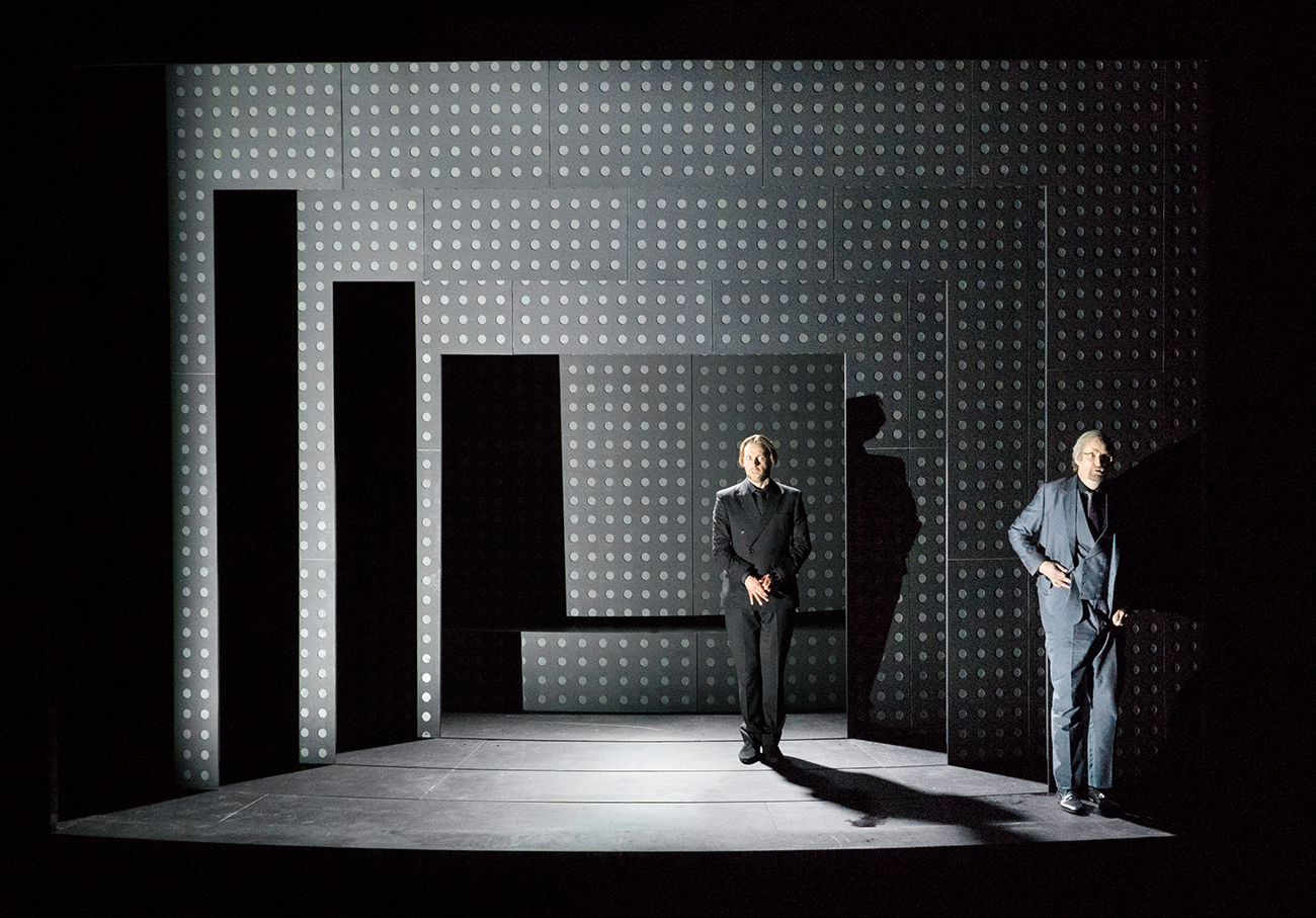 Klaus Grünberg / Anne Kuhn: Pelléas et Mélisande (Claude Debussy), Regie: Barrie Kosky, Bühnenbild und Licht: Klaus Grünberg, Co-Bühnenbild: Anne Kuhn, Kostüme: Dinah Ehm, Komische Oper Berlin, 2017