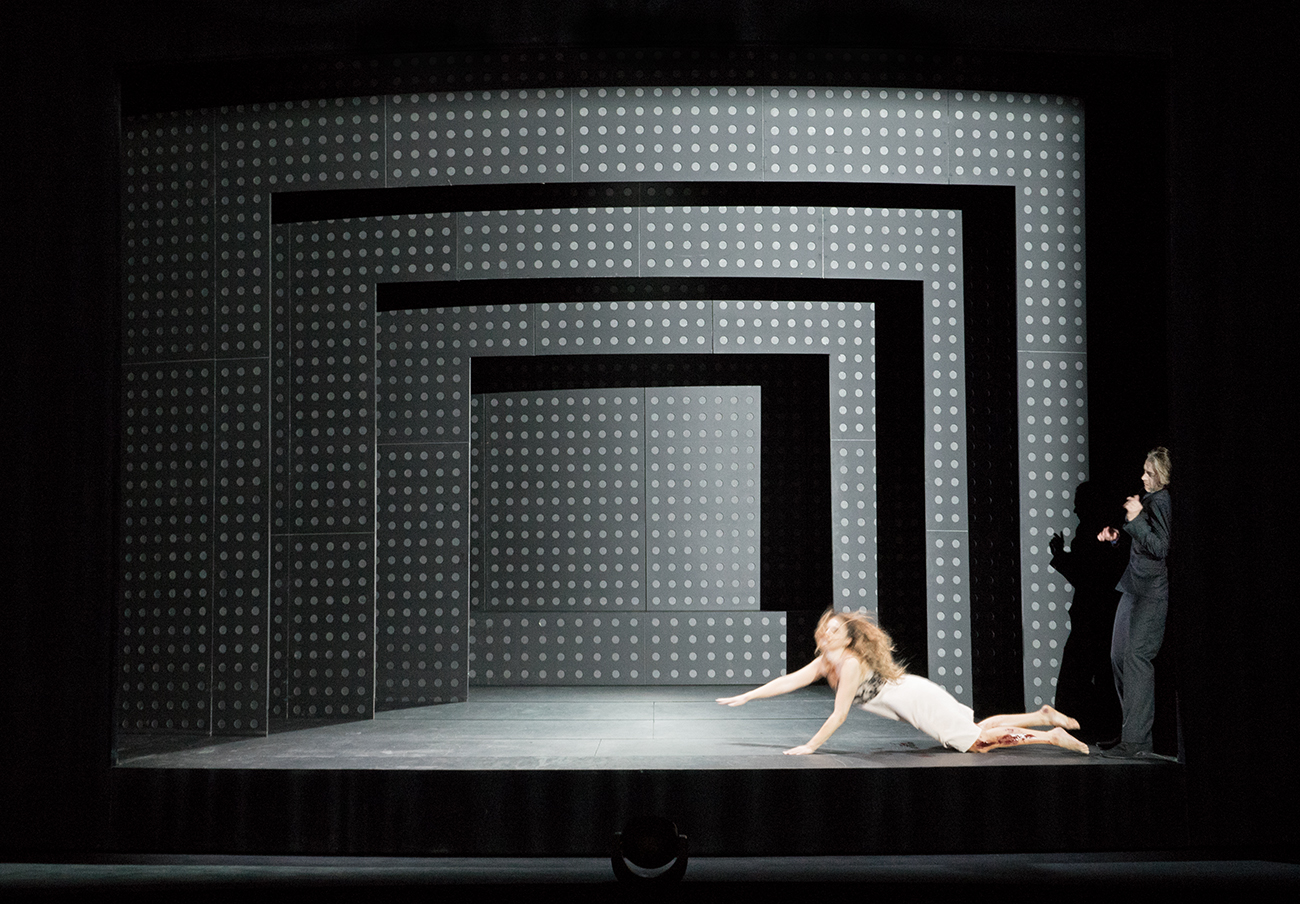 Klaus Grünberg / Anne Kuhn: Pelléas et Mélisande (Claude Debussy), Regie: Barrie Kosky, Bühnenbild und Licht: Klaus Grünberg, Co-Bühnenbild: Anne Kuhn, Kostüme: Dinah Ehm, Komische Oper Berlin, 2017