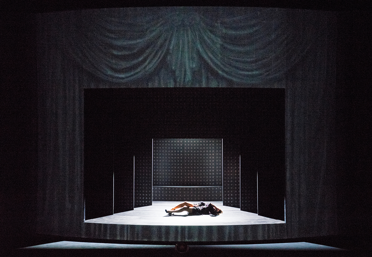 Klaus Grünberg / Anne Kuhn: Pelléas et Mélisande (Claude Debussy), Regie: Barrie Kosky, Bühnenbild und Licht: Klaus Grünberg, Co-Bühnenbild: Anne Kuhn, Kostüme: Dinah Ehm, Komische Oper Berlin, 2017