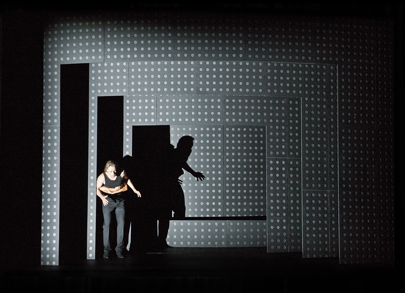 Klaus Grünberg / Anne Kuhn: Pelléas et Mélisande (Claude Debussy), Regie: Barrie Kosky, Bühnenbild und Licht: Klaus Grünberg, Co-Bühnenbild: Anne Kuhn, Kostüme: Dinah Ehm, Komische Oper Berlin, 2017