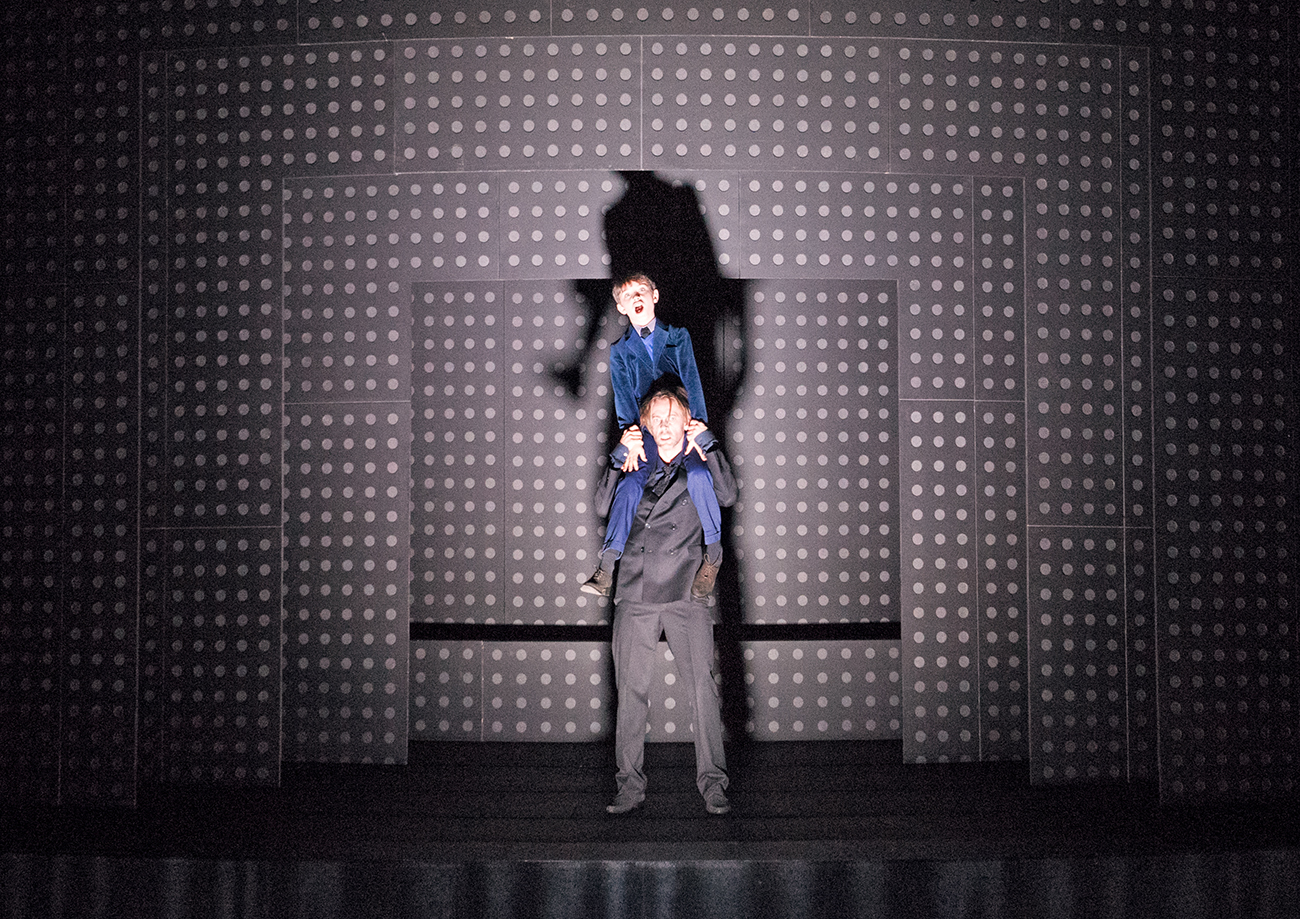 Klaus Grünberg / Anne Kuhn: Pelléas et Mélisande (Claude Debussy), Regie: Barrie Kosky, Bühnenbild und Licht: Klaus Grünberg, Co-Bühnenbild: Anne Kuhn, Kostüme: Dinah Ehm, Komische Oper Berlin, 2017