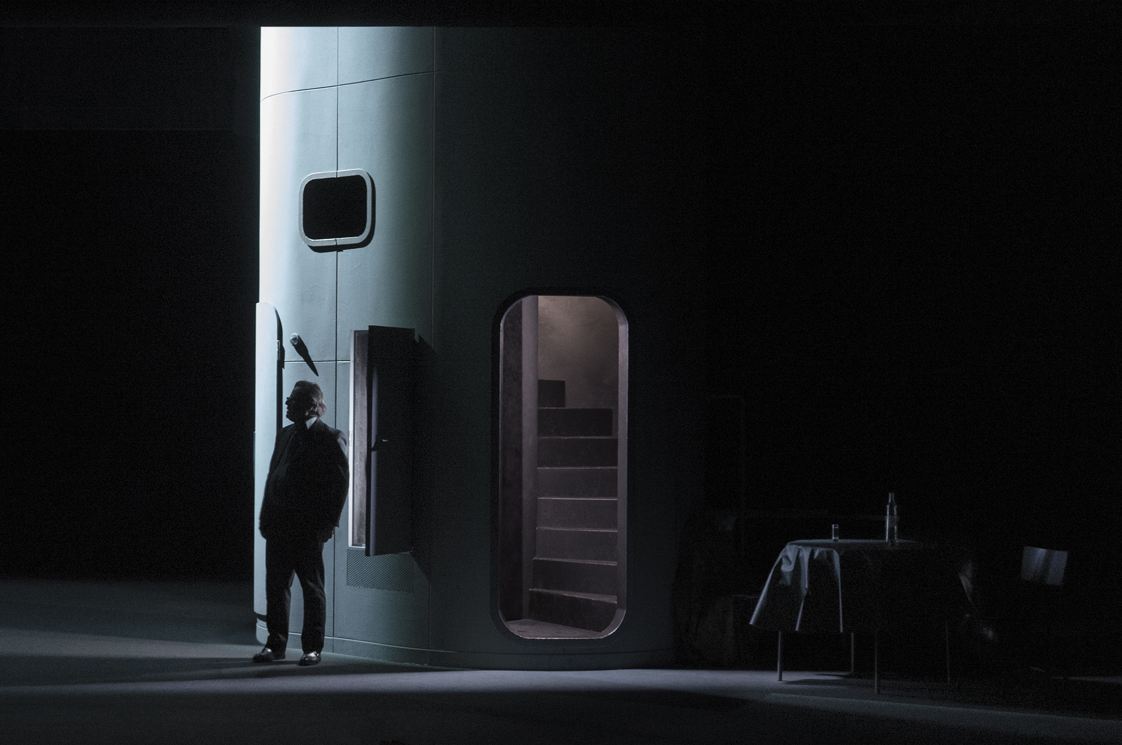 Klaus Grünberg, set and light design for Der Revisor (Gogol), Akademietheater Wien, 2024