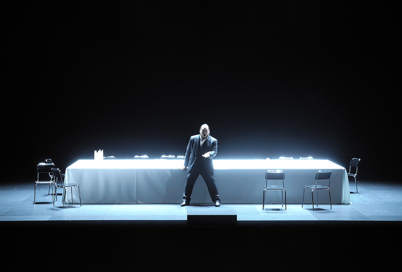 Rigoletto (Giusepppe Verdi), Regie: Tatjana Gürbaca, Bühnenbild und Licht: Klaus Grünberg, Kostüme: Silke Willrett, Opernhaus Zürich, 2013