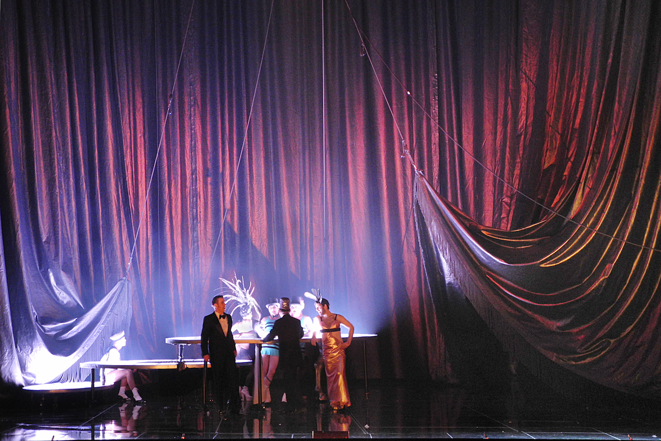 Ball im Savoy (Paul Abraham), Regie: Barrie Kosky, Bühnenbild, Licht, Video: Klaus Grünberg, Kostüme: Esther Bialas, Choreografie: Otto Pichler, Komische Oper Berlin, 2013