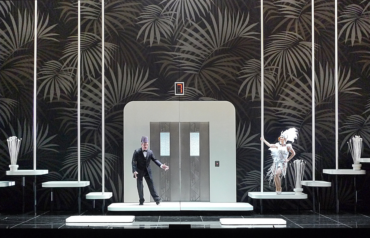 Ball im Savoy (Paul Abraham), Regie: Barrie Kosky, Bühnenbild, Licht, Video: Klaus Grünberg, Kostüme: Esther Bialas, Choreografie: Otto Pichler, Komische Oper Berlin, 2013