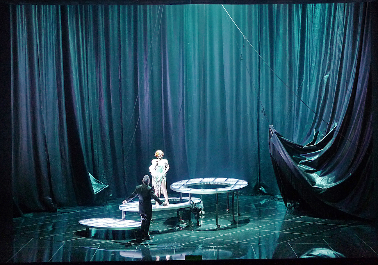 Ball im Savoy (Paul Abraham), Regie: Barrie Kosky, Bühnenbild, Licht, Video: Klaus Grünberg, Kostüme: Esther Bialas, Choreografie: Otto Pichler, Komische Oper Berlin, 2013