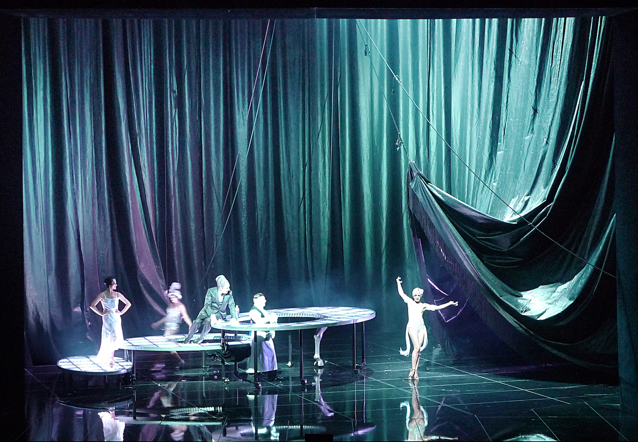 Ball im Savoy (Paul Abraham), Regie: Barrie Kosky, Bühnenbild, Licht, Video: Klaus Grünberg, Kostüme: Esther Bialas, Choreografie: Otto Pichler, Komische Oper Berlin, 2013