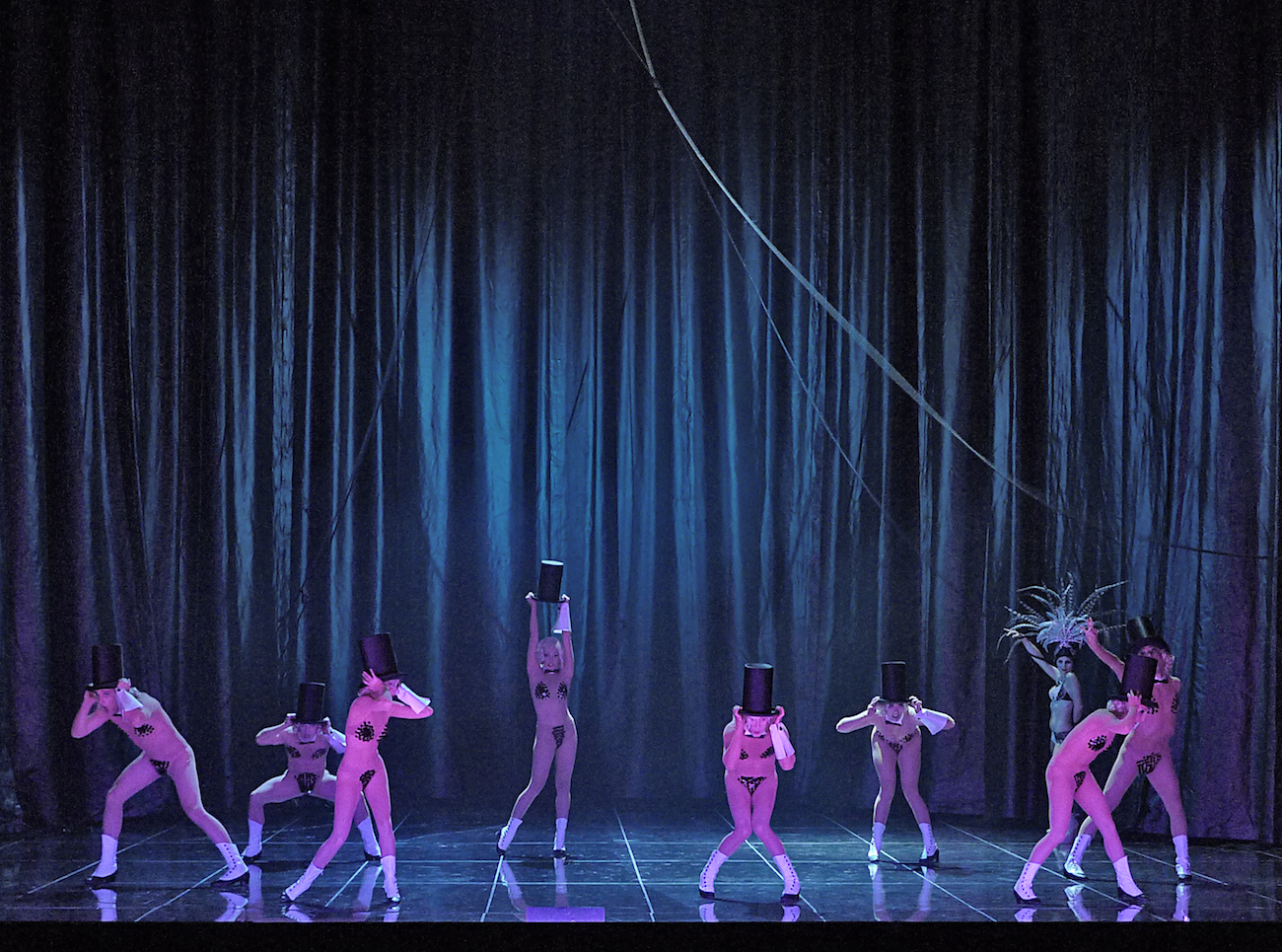 Ball im Savoy (Paul Abraham), Regie: Barrie Kosky, Bühnenbild, Licht, Video: Klaus Grünberg, Kostüme: Esther Bialas, Choreografie: Otto Pichler, Komische Oper Berlin, 2013