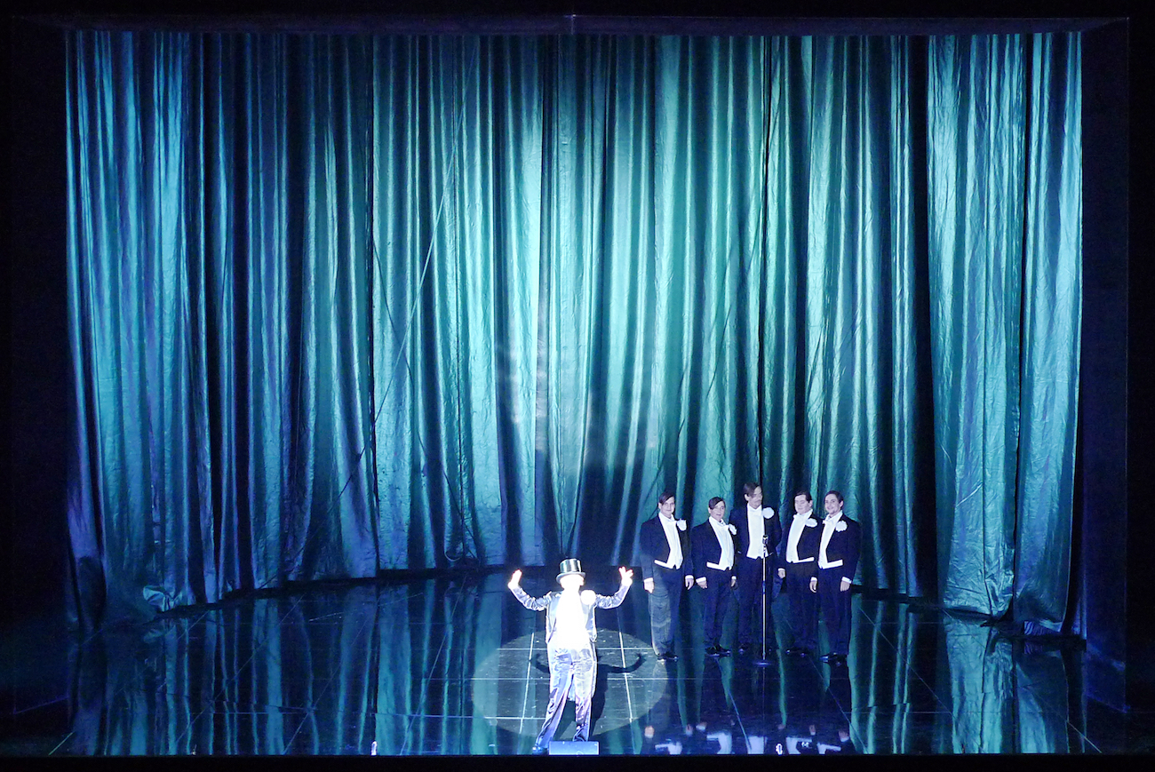 Ball im Savoy (Paul Abraham), Regie: Barrie Kosky, Bühnenbild, Licht, Video: Klaus Grünberg, Kostüme: Esther Bialas, Choreografie: Otto Pichler, Komische Oper Berlin, 2013