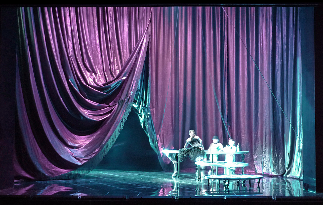 Ball im Savoy (Paul Abraham), Regie: Barrie Kosky, Bühnenbild, Licht, Video: Klaus Grünberg, Kostüme: Esther Bialas, Choreografie: Otto Pichler, Komische Oper Berlin, 2013