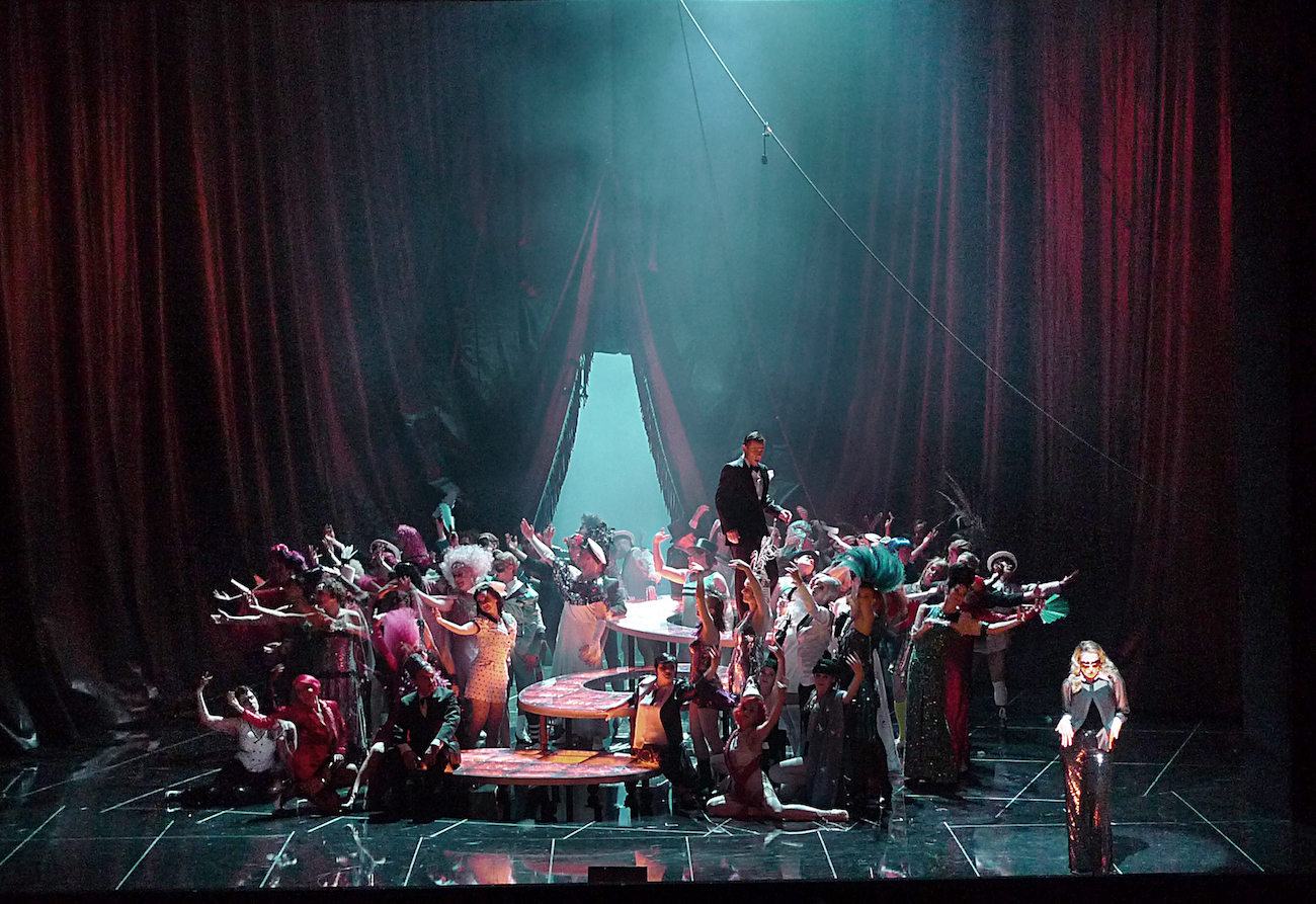 Ball im Savoy (Paul Abraham), Regie: Barrie Kosky, Bühnenbild, Licht, Video: Klaus Grünberg, Kostüme: Esther Bialas, Choreografie: Otto Pichler, Komische Oper Berlin, 2013